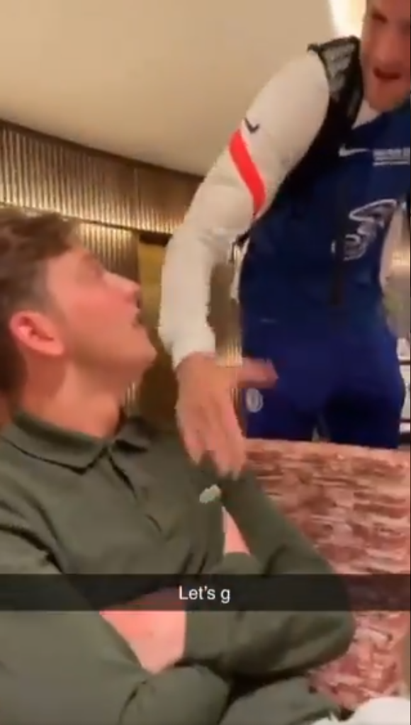 Surpriza uriasa pentru un fan al lui Chelsea! A crezut ca viseaza cand s-a trezit si l-a vazut pe Alonso langa el_3
