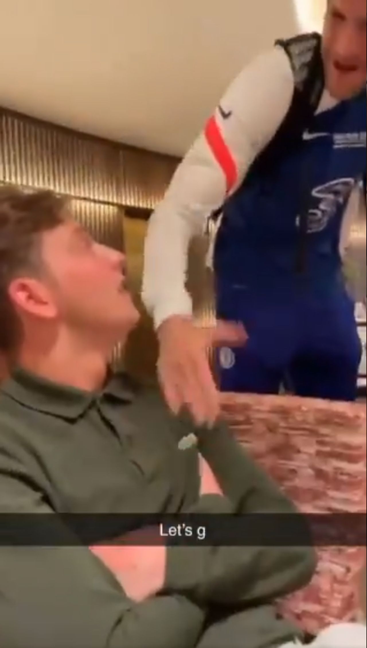 Surpriza uriasa pentru un fan al lui Chelsea! A crezut ca viseaza cand s-a trezit si l-a vazut pe Alonso langa el_3
