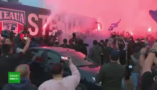 Ghencea s-a luminat in rosu si albastru! Fanii Stelei au mers sa sarbatoreasca alaturi de jucatori promovarea! Spectacol la stadion