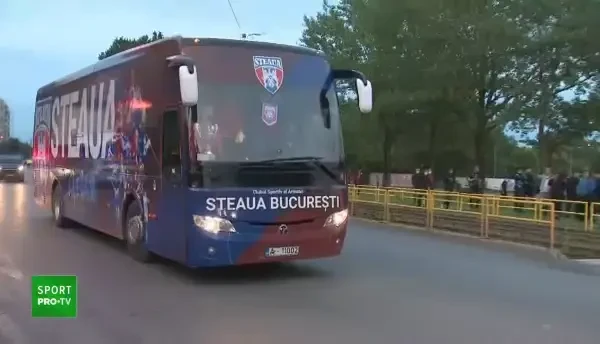 Ghencea s-a luminat in rosu si albastru! Fanii Stelei au mers sa sarbatoreasca alaturi de jucatori promovarea! Spectacol la stadion