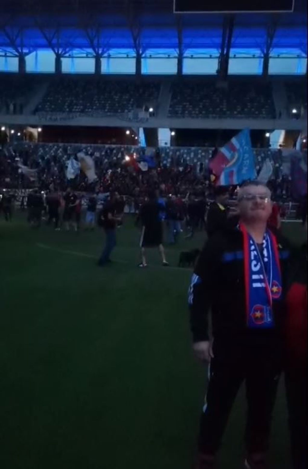 S-au declansat alarmele in Ghencea! Fanii Stelei au intrat pe noul stadion si au patruns pe gazon_13
