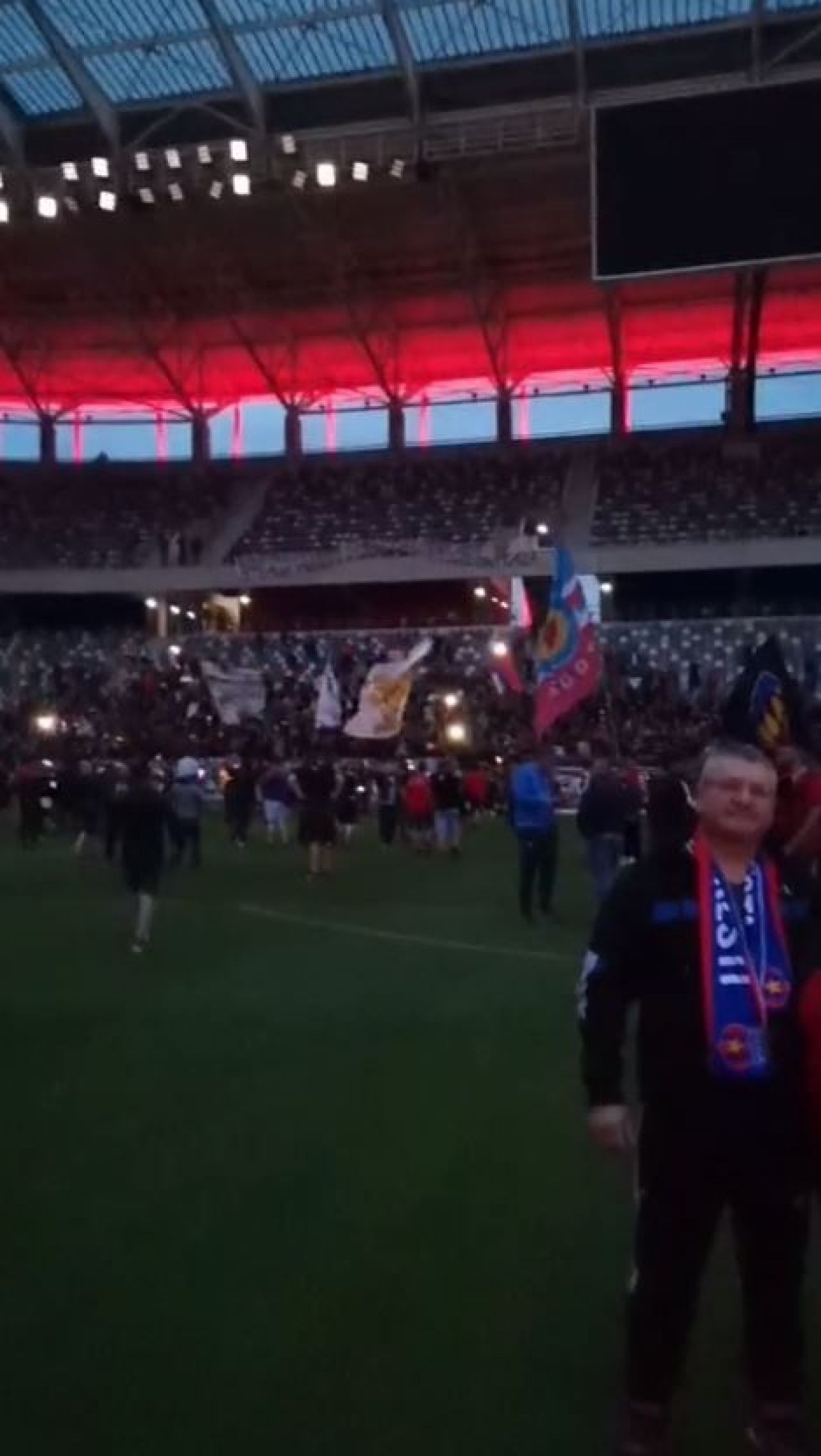 S-au declansat alarmele in Ghencea! Fanii Stelei au intrat pe noul stadion si au patruns pe gazon_14