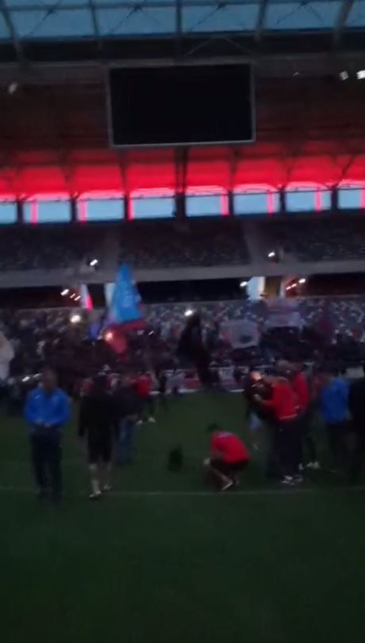 S-au declansat alarmele in Ghencea! Fanii Stelei au intrat pe noul stadion si au patruns pe gazon_15