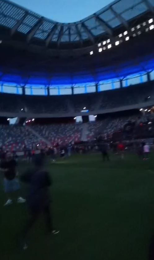 S-au declansat alarmele in Ghencea! Fanii Stelei au intrat pe noul stadion si au patruns pe gazon_17