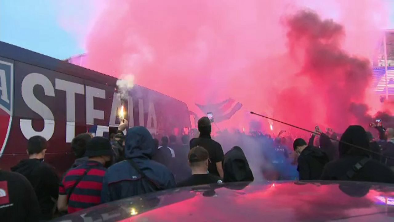 Ghencea s-a luminat in rosu si albastru! Fanii Stelei au mers sa sarbatoreasca alaturi de jucatori promovarea! Spectacol la stadion _1