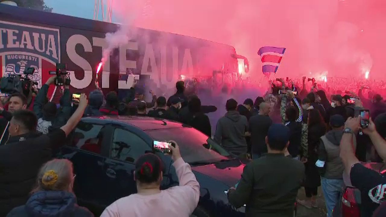 Ghencea s-a luminat in rosu si albastru! Fanii Stelei au mers sa sarbatoreasca alaturi de jucatori promovarea! Spectacol la stadion _5