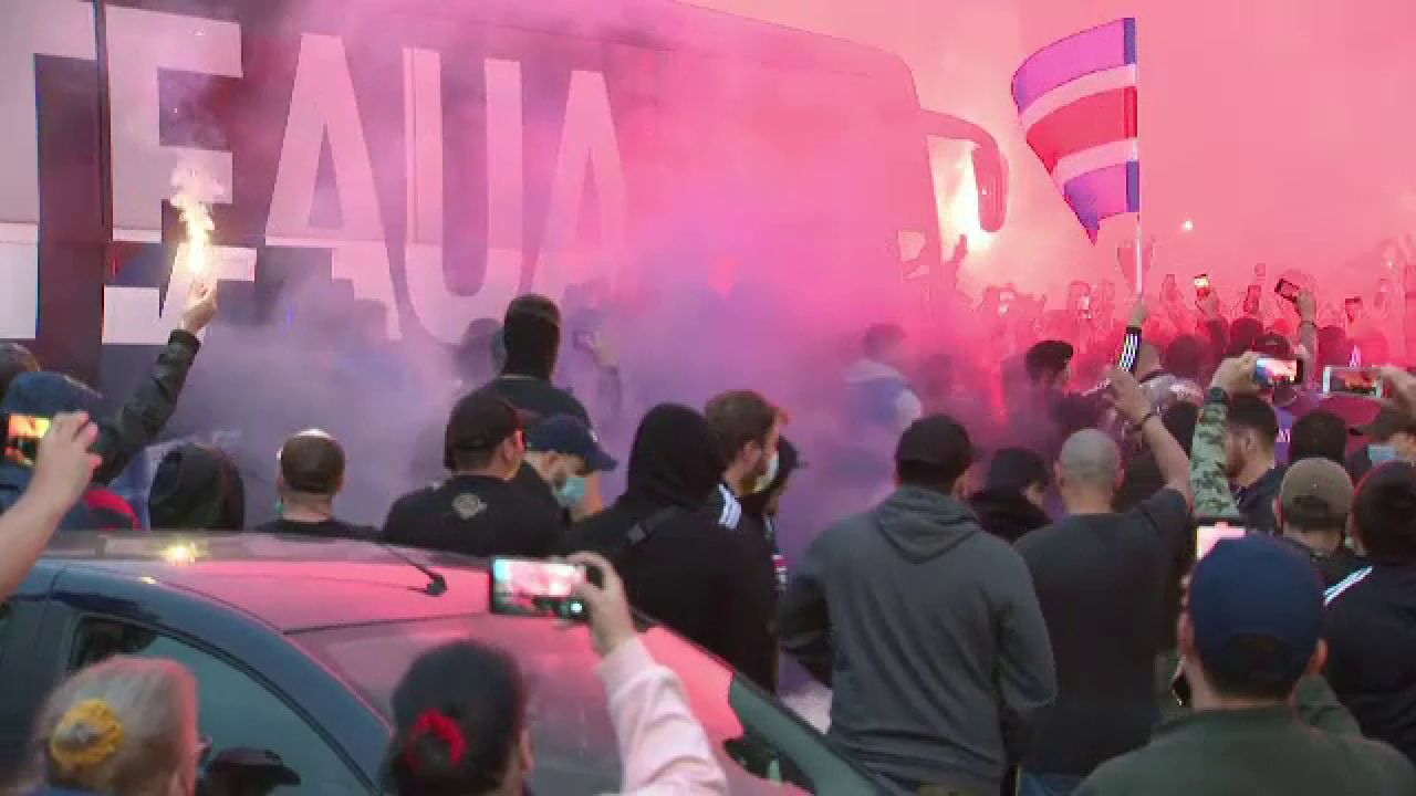 Ghencea s-a luminat in rosu si albastru! Fanii Stelei au mers sa sarbatoreasca alaturi de jucatori promovarea! Spectacol la stadion _6