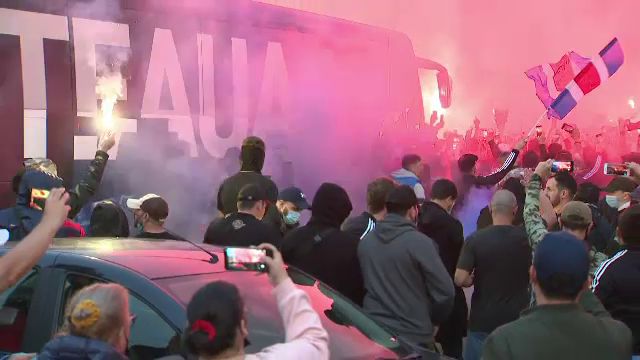 Ghencea s-a luminat in rosu si albastru! Fanii Stelei au mers sa sarbatoreasca alaturi de jucatori promovarea! Spectacol la stadion _7