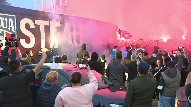Ghencea s-a luminat in rosu si albastru! Fanii Stelei au mers sa sarbatoreasca alaturi de jucatori promovarea! Spectacol la stadion _8