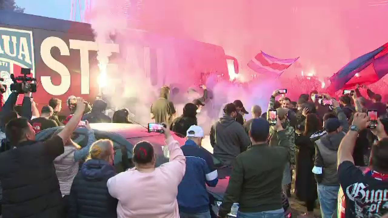 Ghencea s-a luminat in rosu si albastru! Fanii Stelei au mers sa sarbatoreasca alaturi de jucatori promovarea! Spectacol la stadion _9