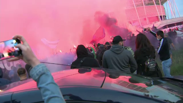 Ghencea s-a luminat in rosu si albastru! Fanii Stelei au mers sa sarbatoreasca alaturi de jucatori promovarea! Spectacol la stadion _10