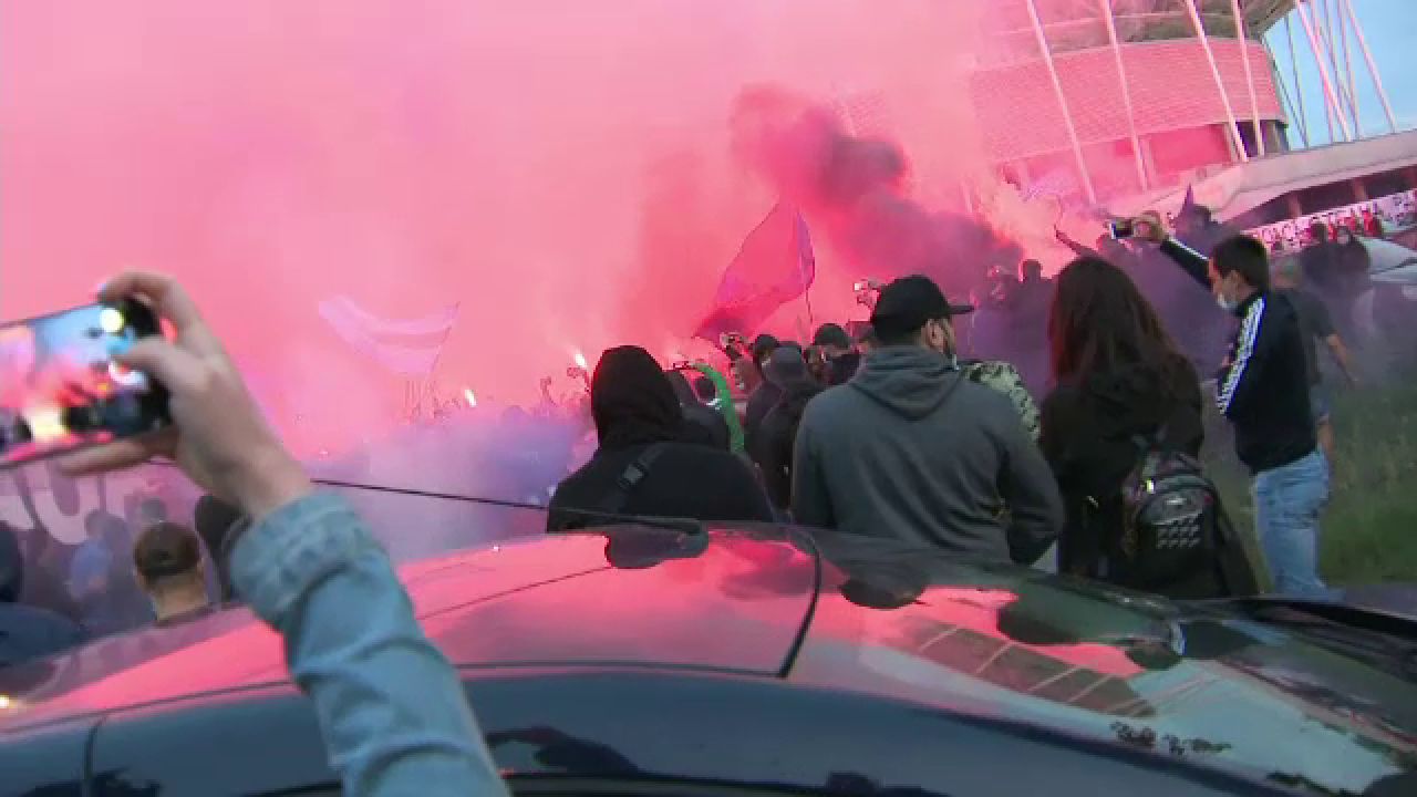 Ghencea s-a luminat in rosu si albastru! Fanii Stelei au mers sa sarbatoreasca alaturi de jucatori promovarea! Spectacol la stadion _10