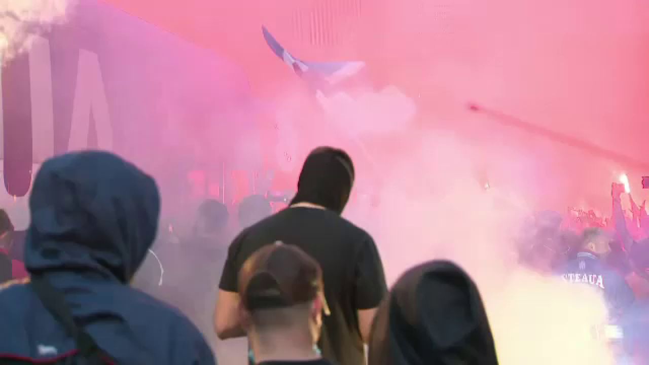 Ghencea s-a luminat in rosu si albastru! Fanii Stelei au mers sa sarbatoreasca alaturi de jucatori promovarea! Spectacol la stadion _12