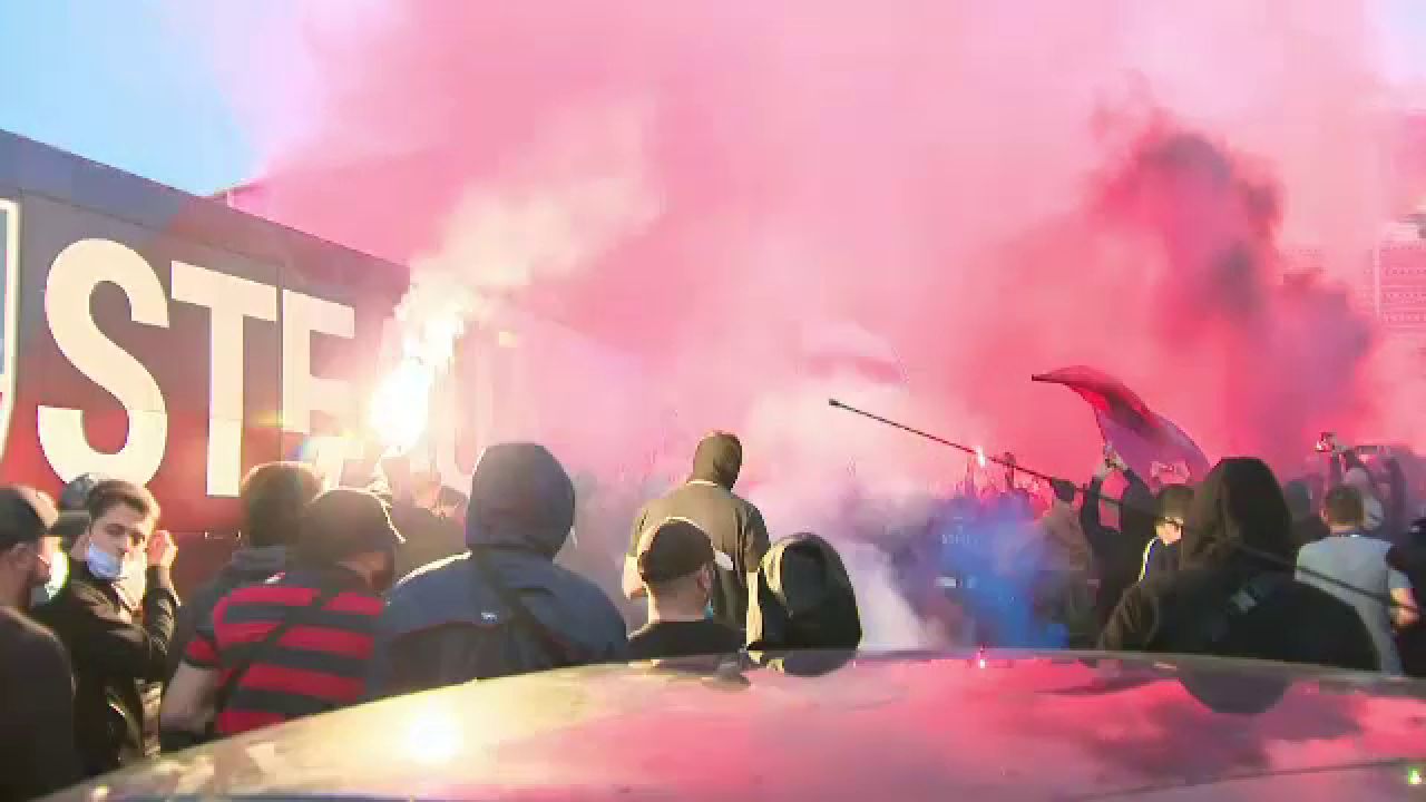 Ghencea s-a luminat in rosu si albastru! Fanii Stelei au mers sa sarbatoreasca alaturi de jucatori promovarea! Spectacol la stadion _13