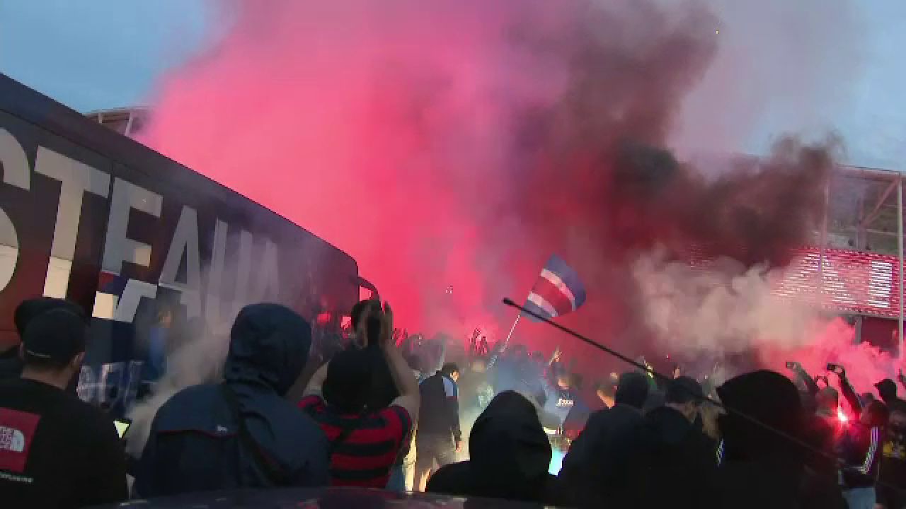 Ghencea s-a luminat in rosu si albastru! Fanii Stelei au mers sa sarbatoreasca alaturi de jucatori promovarea! Spectacol la stadion _18