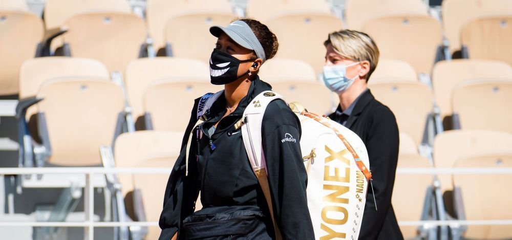 Ies la iveala detalii care spun totul despre Naomi Osaka, in plin scandal cu sefii tenisului: Nu stie sa se explice, dar toata lumea, inclusiv familia i-a spus ca e slaba pe zgura. &nbsp;
