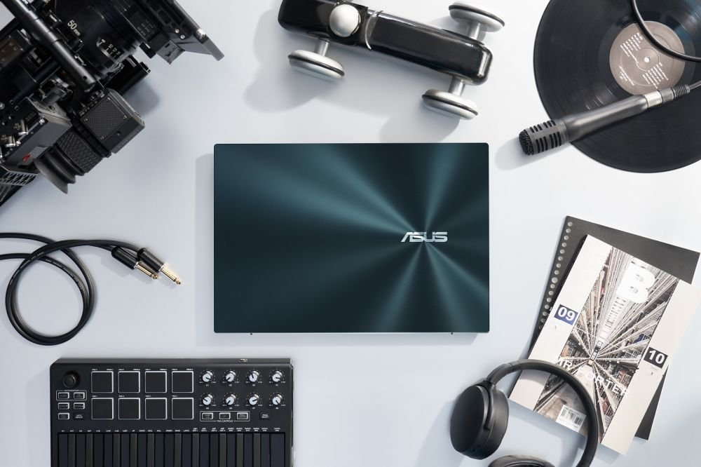 (P) Un laptop care tinteste si cucereste prima pozitie: ASUS ZenBook Pro Duo 15 OLED (UX582)