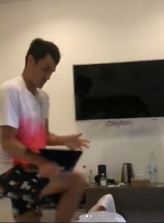 Scapat de sub control: Bernard Tomic, amenintat de iubita ca va publica un sex tape dupa ce i-a rupt laptopul in doua_7