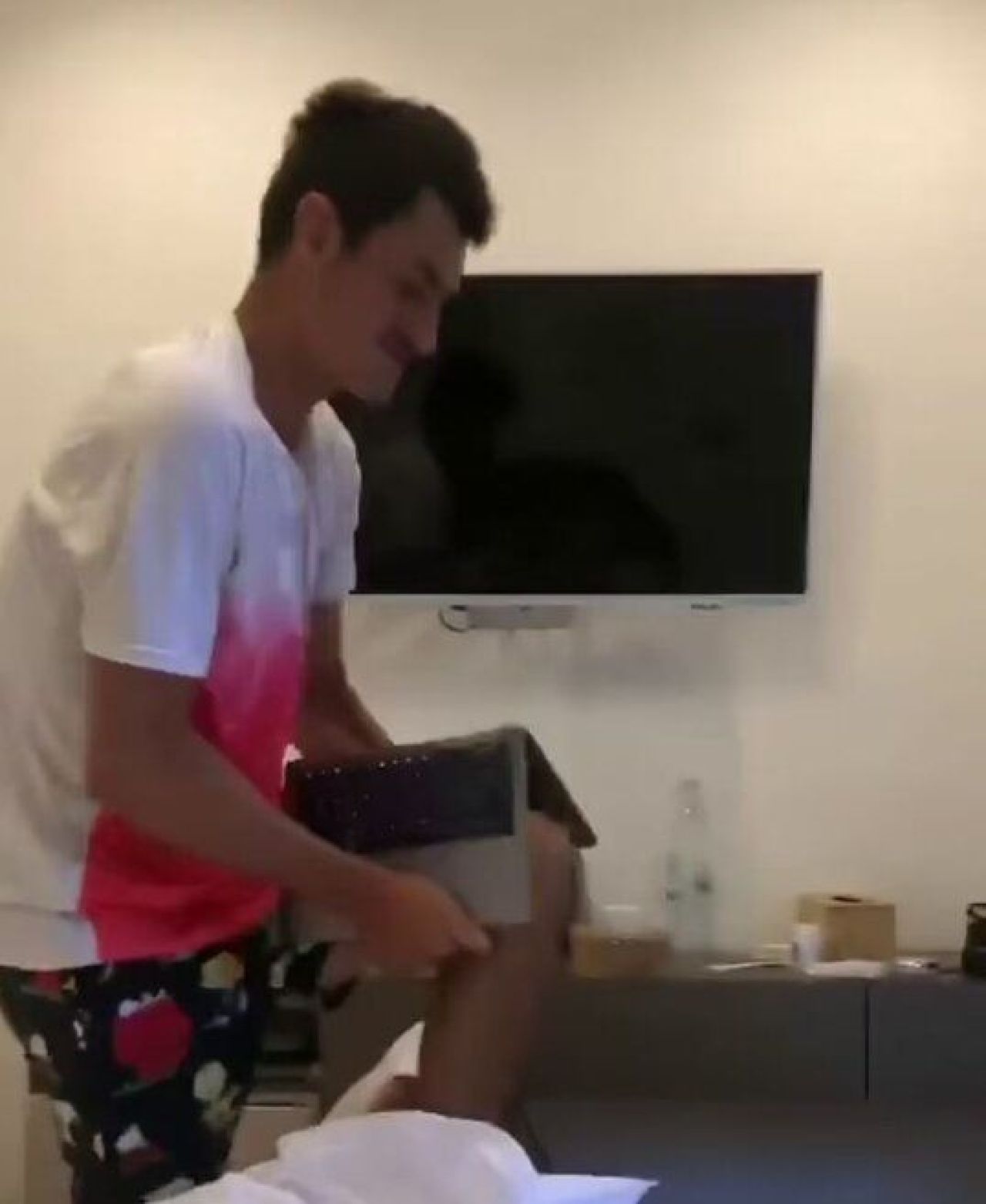 Scapat de sub control: Bernard Tomic, amenintat de iubita ca va publica un sex tape dupa ce i-a rupt laptopul in doua_9