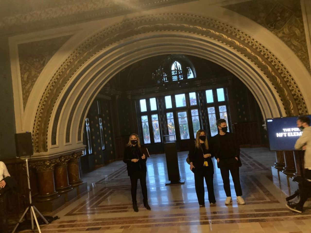 Colierul virtual NFT lansat in premiera mondiala la Iasi si daruit Nadiei Comaneci, la 45 de ani de la primul „10 Perfect”. Mesajul „Zeitei de la Montreal”_1