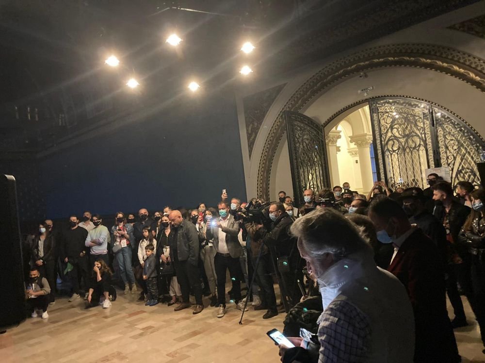 Colierul virtual NFT lansat in premiera mondiala la Iasi si daruit Nadiei Comaneci, la 45 de ani de la primul „10 Perfect”. Mesajul „Zeitei de la Montreal”_6