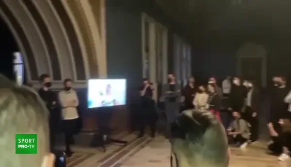 Colierul virtual NFT lansat in premiera mondiala la Iasi si daruit Nadiei Comaneci, la 45 de ani de la primul &bdquo;10 Perfect&rdquo;. Mesajul &bdquo;Zeitei de la Montreal&rdquo;