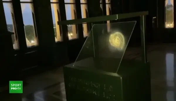 Colierul virtual NFT lansat in premiera mondiala la Iasi si daruit Nadiei Comaneci, la 45 de ani de la primul &bdquo;10 Perfect&rdquo;. Mesajul &bdquo;Zeitei de la Montreal&rdquo;