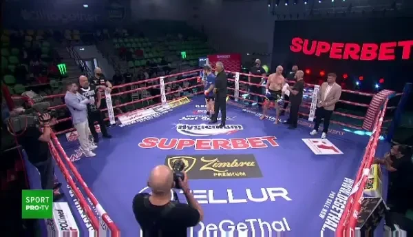 BREAKING NEWS | M-a lovit de 5 ori in organul genital! A urcat in ring imediat dupa meci si l-a provocat sa se bata cu el! Momentele nevazute de la gala: Morosanu a intervenit imediat