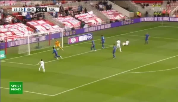 Centrare de pe partea dreapta, Ivan deviaza cu capul in fata portii, putea fi o sansa importanta pentru Romania