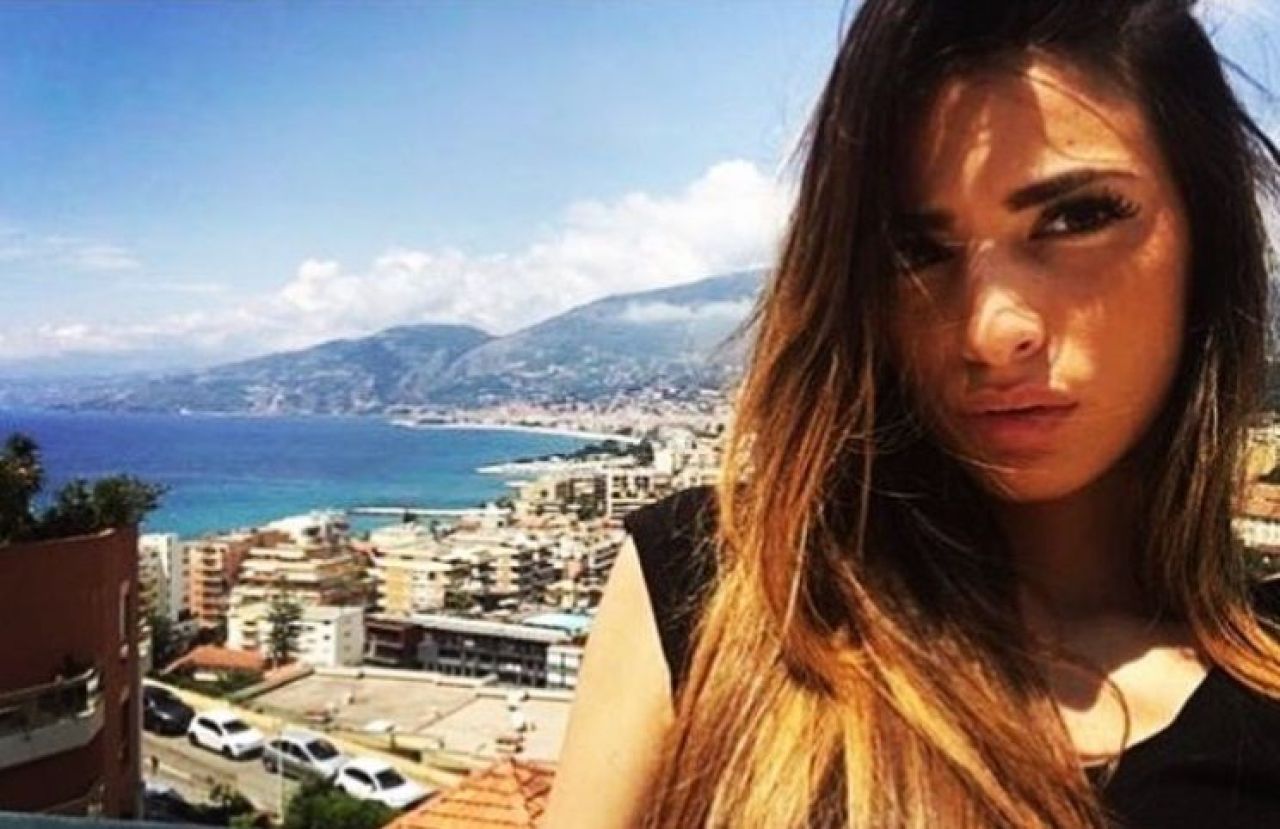 Ea este iubita lui Donnarumma! Va fi cea mai sexy fana la meciul de deschidere EURO 2020?_2