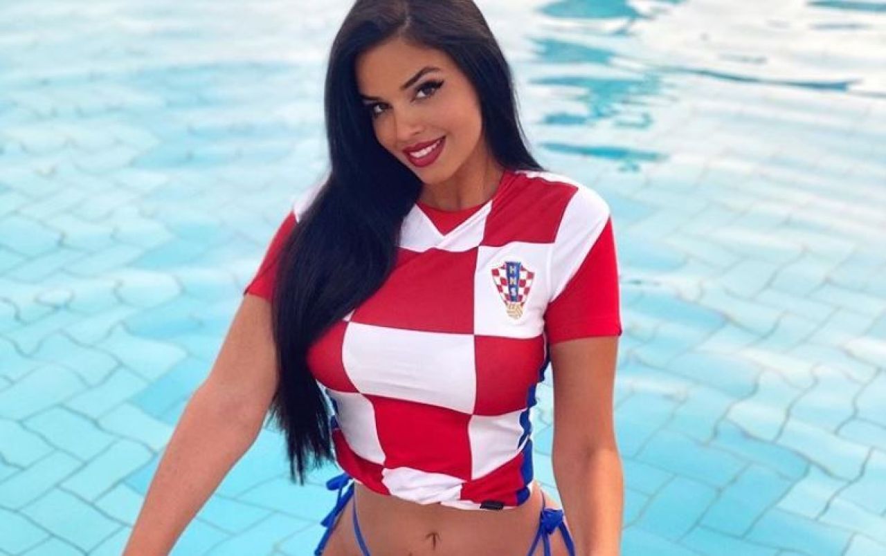 Cea mai sexy fana a nationalei Croatiei si-a pregatit garderoba pentru Euro 2020. Cum arata intr-un bikini minuscul_6