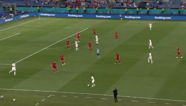 Ocazie mare pentru Italia! Insigne suteaza puternic cu efect, balonul se duce pe langa poarta