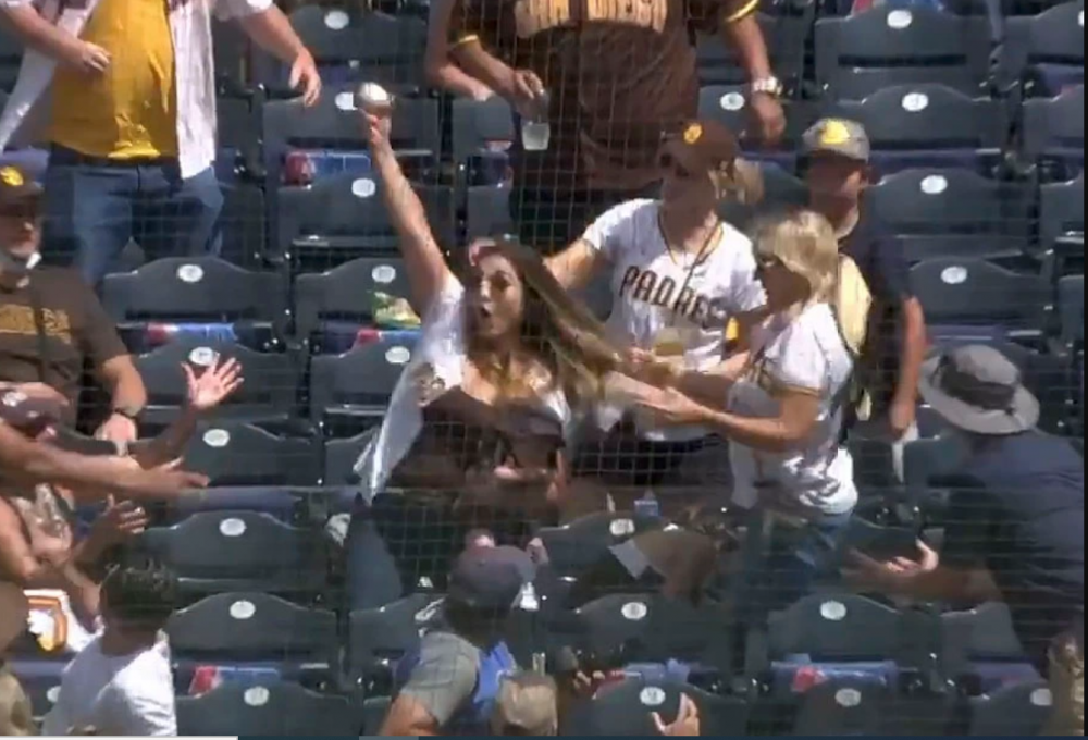 Imaginile zilei vin din America! O mama, gata sa-si arunce copilul din brate pentru o minge de baseball! Reactia oamenilor de pe stadion