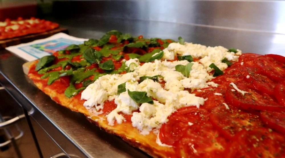 In Bucuresti, exact ca la Roma! Cel mai bun pizzaiolo din Capitala a pregatit o pizza speciala pentru debutul Euro 2020_3