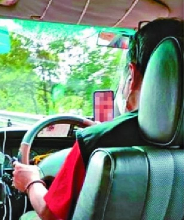 Soferul de taxi si-a socat pasagerii! A fost surprins urmarind filme pentru adulti in timpul cursei
