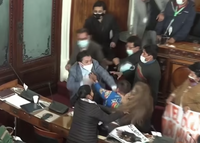 Momente tensionate in timpul unei sedinte in Parlamentul din Bolivia. Mai multi politicieni s-au luat la bataie