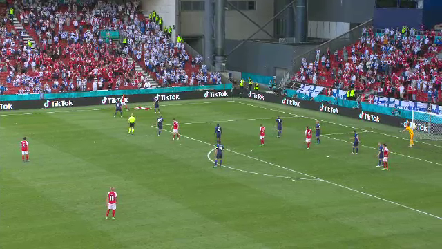 Imagini socante la Euro! Eriksen, prabusit pe gazon, fara suflare! Medicii l-au resuscitat. Informatii de ultima ora: Eriksen si-a sunat colegii in vestiar, de pe patul de spital