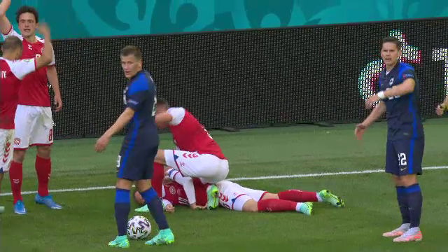 Imagini socante la Euro! Eriksen, prabusit pe gazon, fara suflare! Medicii l-au resuscitat. Informatii de ultima ora: Eriksen si-a sunat colegii in vestiar, de pe patul de spital_2