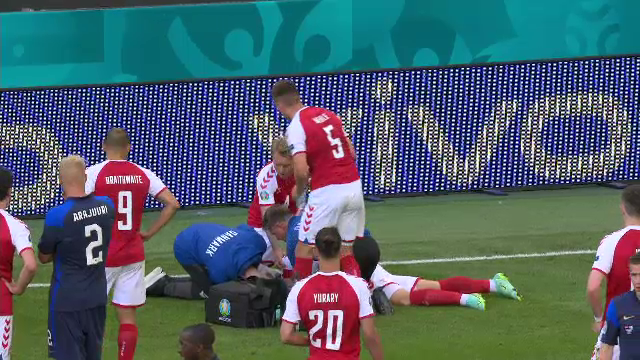 Imagini socante la Euro! Eriksen, prabusit pe gazon, fara suflare! Medicii l-au resuscitat. Informatii de ultima ora: Eriksen si-a sunat colegii in vestiar, de pe patul de spital_5