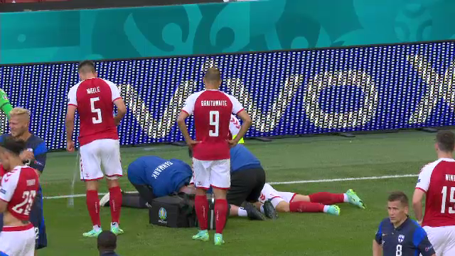 Imagini socante la Euro! Eriksen, prabusit pe gazon, fara suflare! Medicii l-au resuscitat. Informatii de ultima ora: Eriksen si-a sunat colegii in vestiar, de pe patul de spital_25