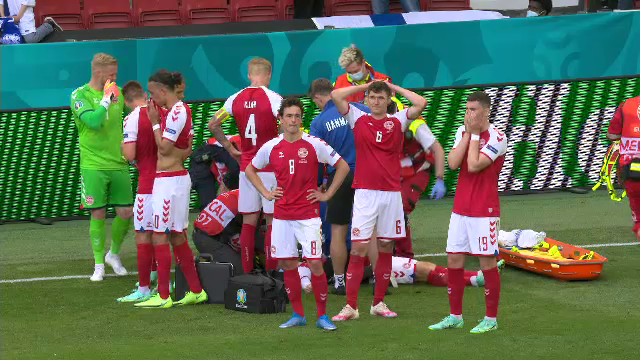 Imagini socante la Euro! Eriksen, prabusit pe gazon, fara suflare! Medicii l-au resuscitat. Informatii de ultima ora: Eriksen si-a sunat colegii in vestiar, de pe patul de spital_37