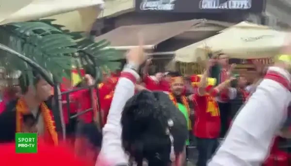 Nici ploaia nu ii opreste! Fanii macedoneni au luat cu asalt Centrul Vechi inaintea meciului cu Austria