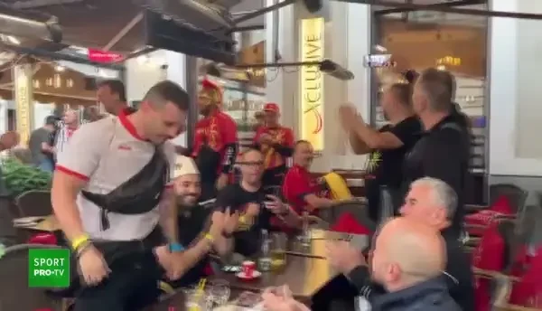 Nici ploaia nu ii opreste! Fanii macedoneni au luat cu asalt Centrul Vechi inaintea meciului cu Austria