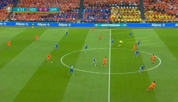 Wijnaldum suteaza puternic din sapte metri, dar balonul se duce peste poarta