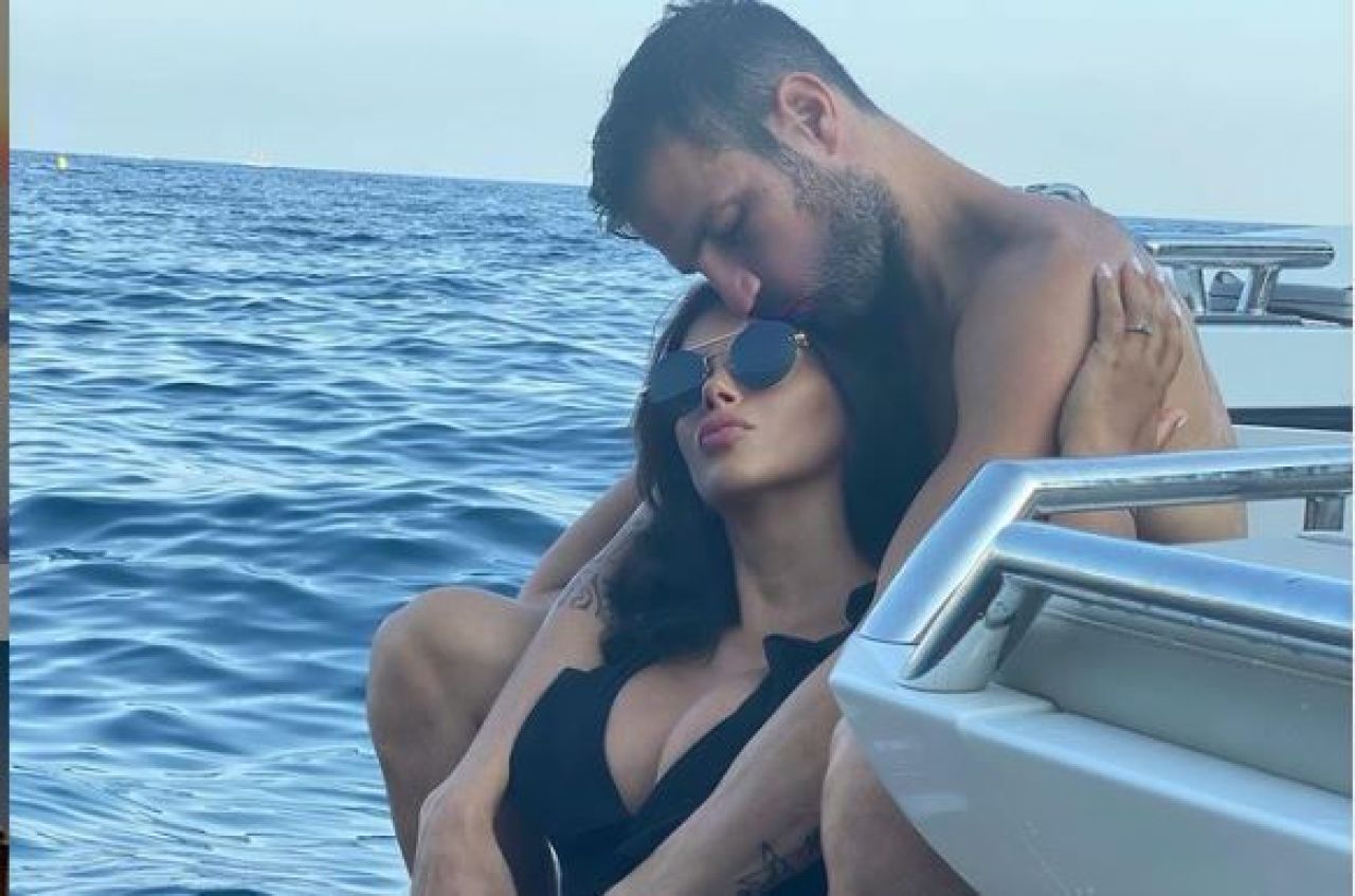 Daniella Semaan, sotia lui Cesc Fabregas, mai in varsta cu 12 ani, este numita ”Queen of the Wags”_1