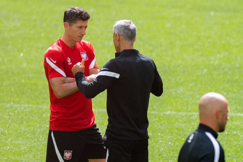 Polonia lui Lewandowski s-a incurcat cu Slovacia! Szczesny a trimis in propria poarta, iar Hategan a aratat primul cartonas rosu de la Euro! Aici ai tot ce s-a intamplat in Polonia 1-2 Slovacia