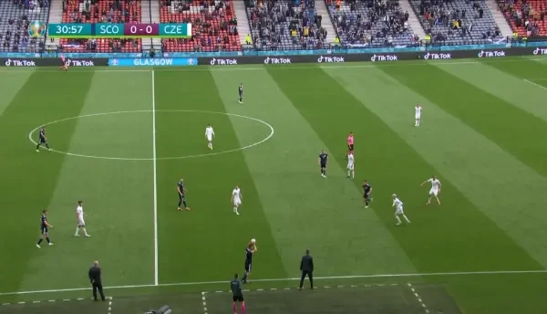 Robertson rateaza cea mai mare ocazie din prima repriza pentru Scotia! Sutul sau e deviat peste de Marshall