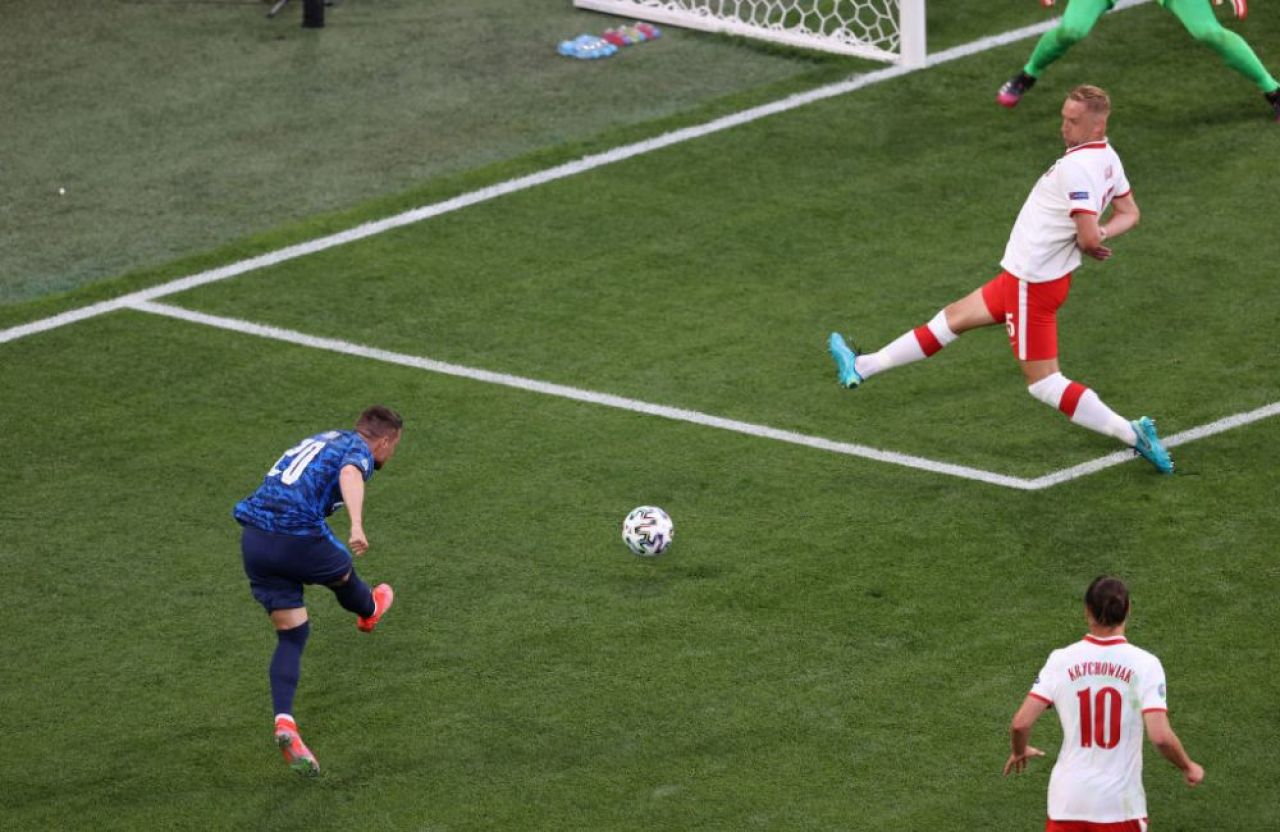 Polonia lui Lewandowski s-a incurcat cu Slovacia! Szczesny a trimis in propria poarta, iar Hategan a aratat primul cartonas rosu de la Euro! Aici ai tot ce s-a intamplat in Polonia 1-2 Slovacia_5