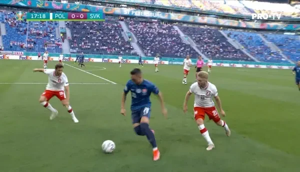 AUTOGOL! Mak a sutat la coltul scurt, iar balonul a ricosat din Szczesny in poarta