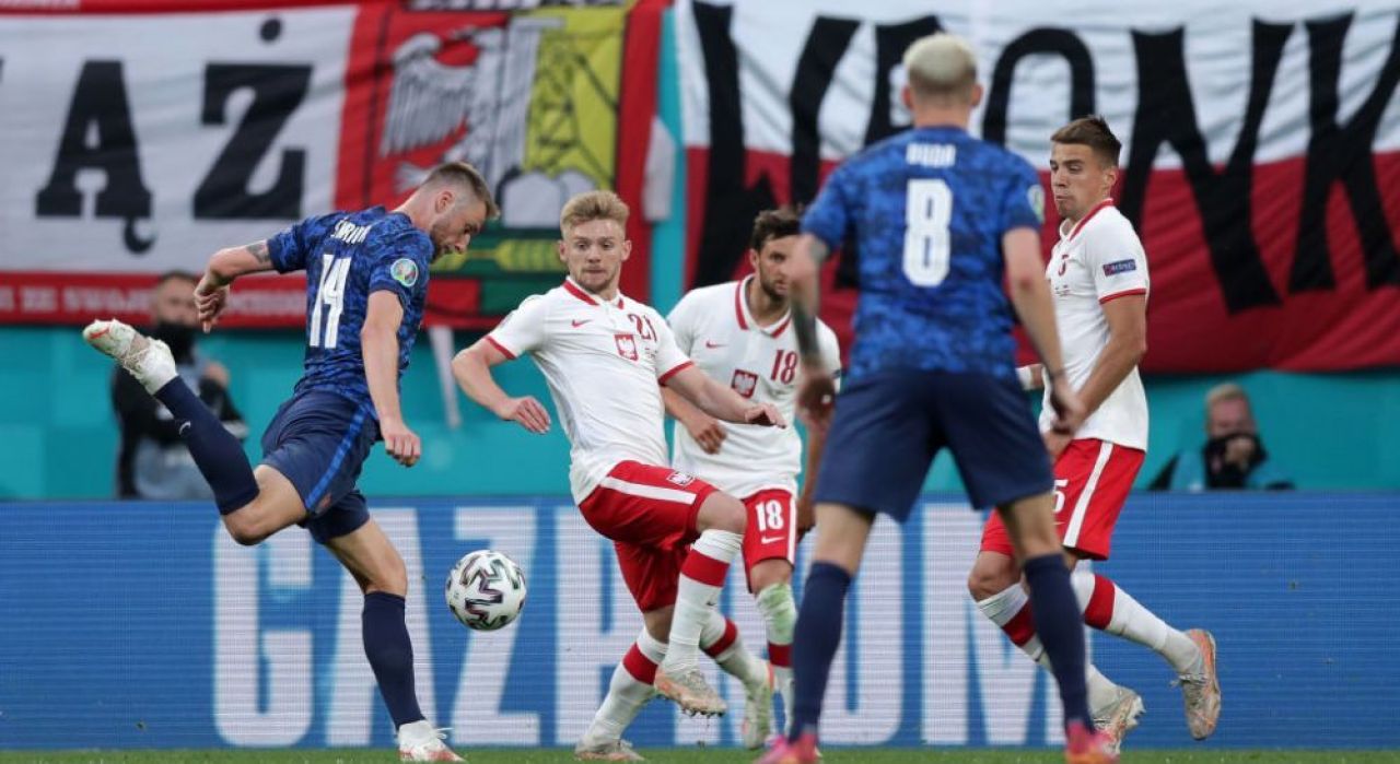 Polonia lui Lewandowski s-a incurcat cu Slovacia! Szczesny a trimis in propria poarta, iar Hategan a aratat primul cartonas rosu de la Euro! Aici ai tot ce s-a intamplat in Polonia 1-2 Slovacia_9